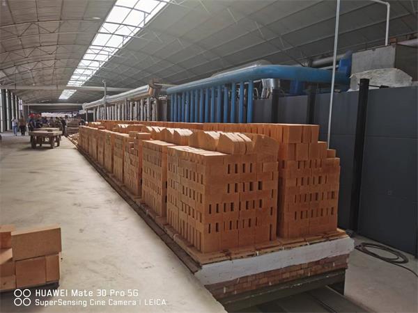 108.8×2.4米煤氣天然氣燒粘土磚高效高產(chǎn)節(jié)能隧道窯生產(chǎn)線(xiàn)（設(shè)計(jì)日產(chǎn)200噸，實(shí)際日產(chǎn)240噸，能耗45m3/噸產(chǎn)品）